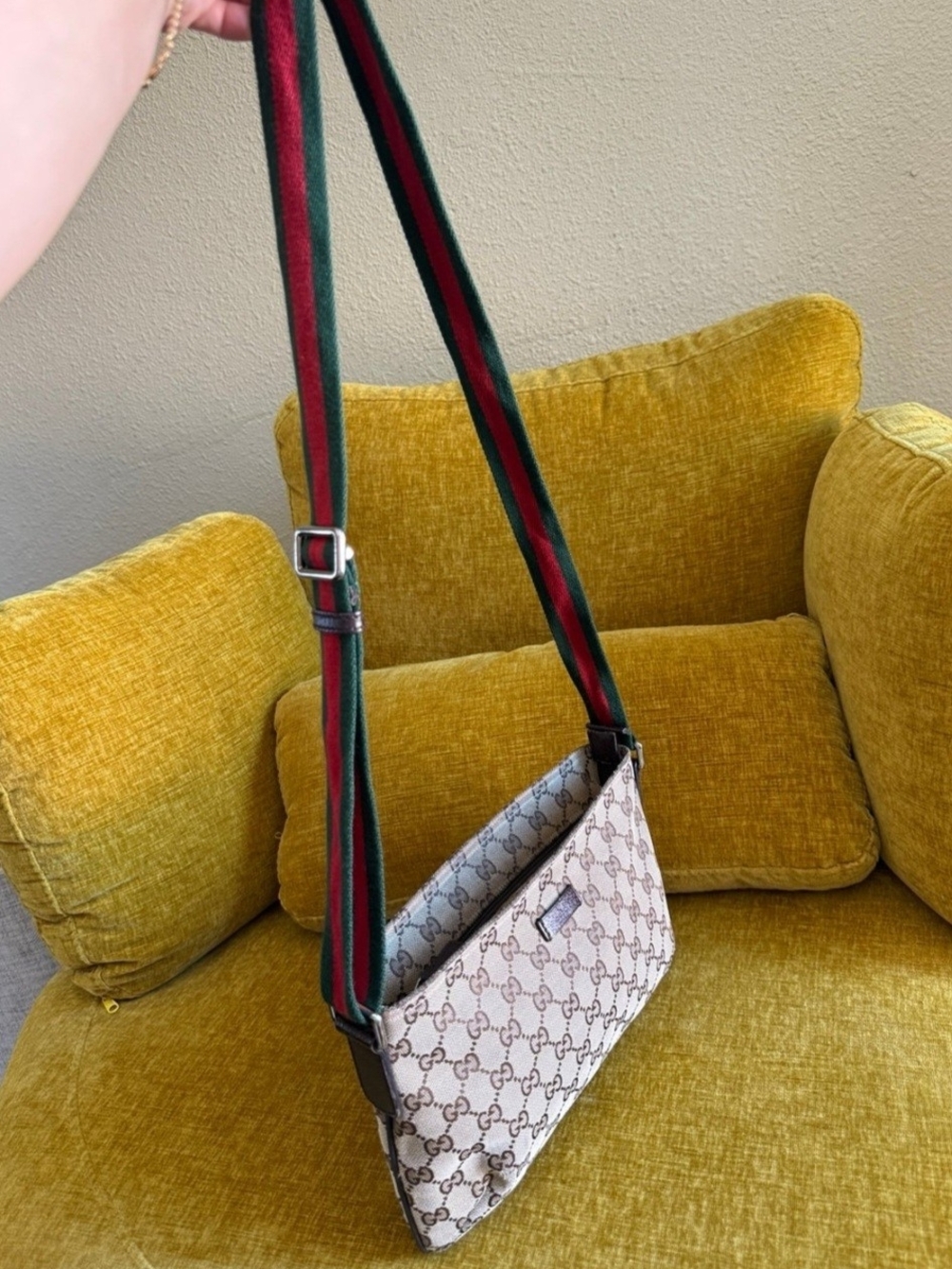 Gucci Beige GG Supreme Crossbody Bag with Green-Red Shoulder Strap - Picture 3 of 11